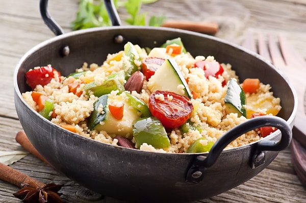 7. Салат с сосисками и кускусом