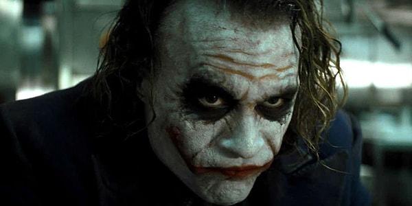 4. ''Joker'' karakterinin yüzündeki yara izi ilk başta şu an gördüğünüz şekilde tasarlanmamış.