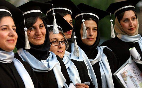 14. İran, üniversitelerindeki kadın-erkek öğrenci oranı en dengesiz olan ülke. Mühendislik dahil diğer tüm alanlardaki öğrencilerin %70’i kadın.