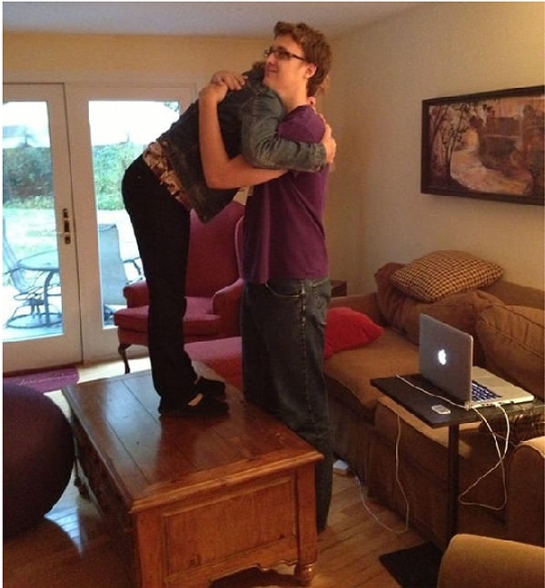 9. Объятия немного проблематичны для тебя