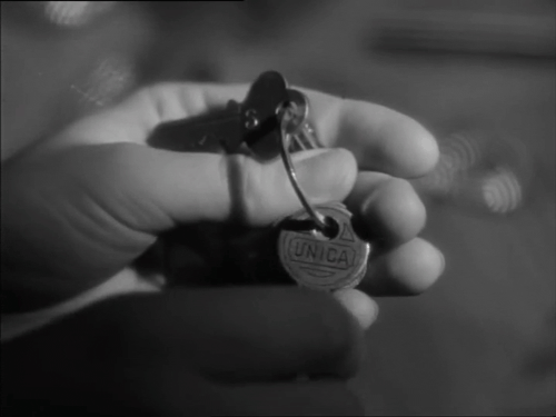 Ключи кидай. Ключ гиф. Ключ от сердца. Ключ открывает замок гиф. Чёрные ключи в руке.
