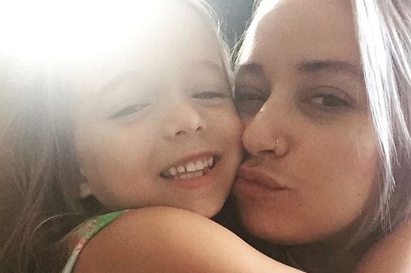 2. Шестилетняя девочка Лайра годами просила свою маму-парикмахера, чтобы та покрасила ей волосы.