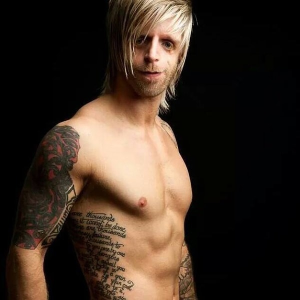 5. Парень вырос, захотел жить нормальной жизнью и найти работу, что оказалось не так-то просто. После долгих поисков он все-таки смог устроиться барменом