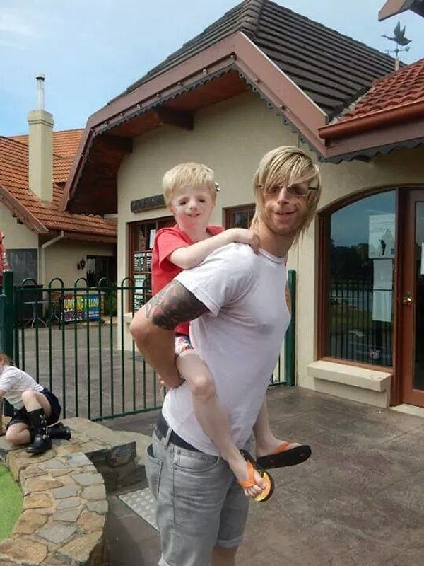 13. Вообще Джоно Ланкастер очень часто путешествует и проводит много времени с детьми, больных таким же синдромом, как и у него