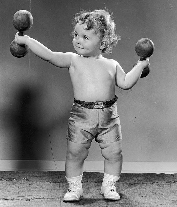 1. Yeni yeni yürümeye başlayan çocuklar için yapılan ağırlıklar, tahmini 1945: