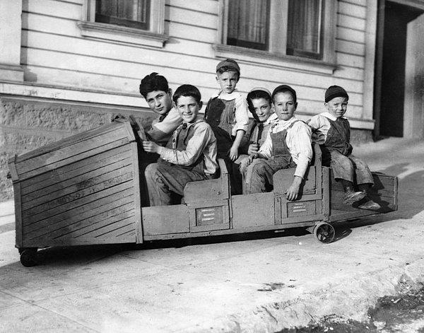 10. Altı kişilik ahşap yük vagonu tarzında yarış arabaları, 1940lar: