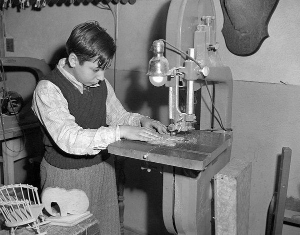 18. Ve hepsinden öte, el emeği oyuncaklar yapmak için üretilen elektrikli testere, 1950ler: