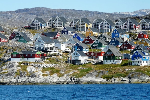 11. Некоторым заключенным в гренландском городе Нууке разрешено ходить на работу, учебу и даже охоту. Более того, они сами хранят ключи от собственных камер.