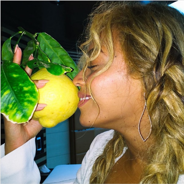 4. Несмотря на то, что проект стал сюрпризом для миллионов фанатов, она в очередной раз доказала, что находится на два шага впереди нас: Бейонсе постоянно намекала нам на выход альбома, но никто этого не заметил.