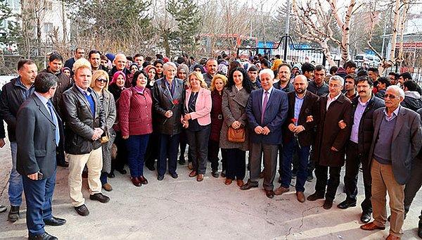 Coşkun’un yetiştirdiği öğrenciler ve öğretmenlerin yer aldığı 150 kişi, Coşkun’un Palandöken’deki evinin bahçesinde toplandı.