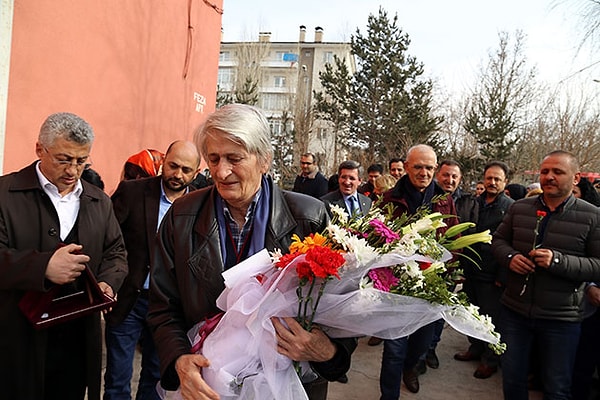 Öğrenciler daha sonra Coşkun’a ellerindeki gül ve diğer çiçekleri takdim edip ile "Hocam asıl siz bize hakkınızı helal edin" diyerek helallik aldı. Coşkun, öğrencilerinin bu sürprizi karşısında gözyaşlarına hakim olamadı.