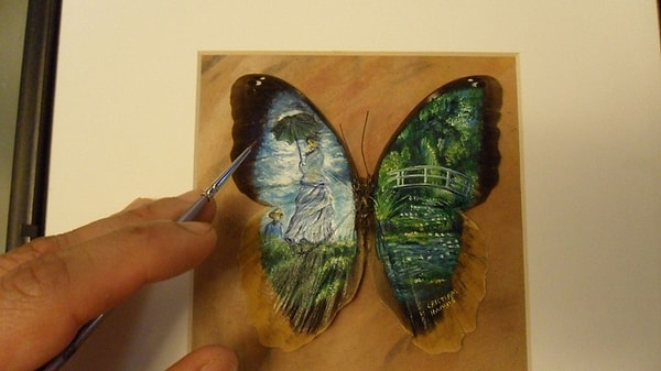 Крылья бабочек небольшие, максимум 12 сантиметров в длину, поэтому художнику приходится прибегать к использованию увеличительного стекла