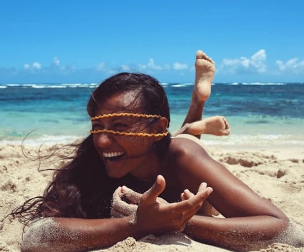 2. С детства она любила плавать вместе с дельфинами, скатами, черепахами, китами и даже... акулами