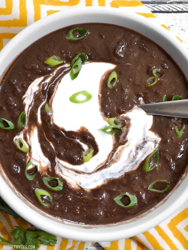 7. Если же в этот день она не готовит ничего для блога, то просто разогревает то, что найдет в холодильнике