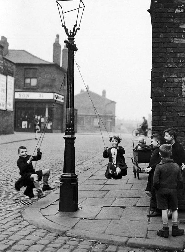 2. Bir parça ip ve bir sokak lambasıyla kendilerine eğlence yaratan çocuklar... Manchester, 1946.