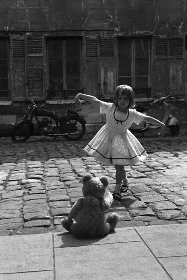5. Oyuncak ayısına dans gösterisi yapan kız. Paris, 1961.