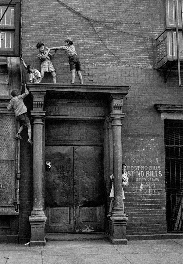 15. 1940'larda New York'ta oynayan çocuklar.