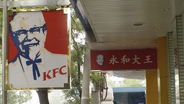 9. У мужчины на логотипе KFC большая голова и крошечное тело (Только посмотри на этот галстук!).