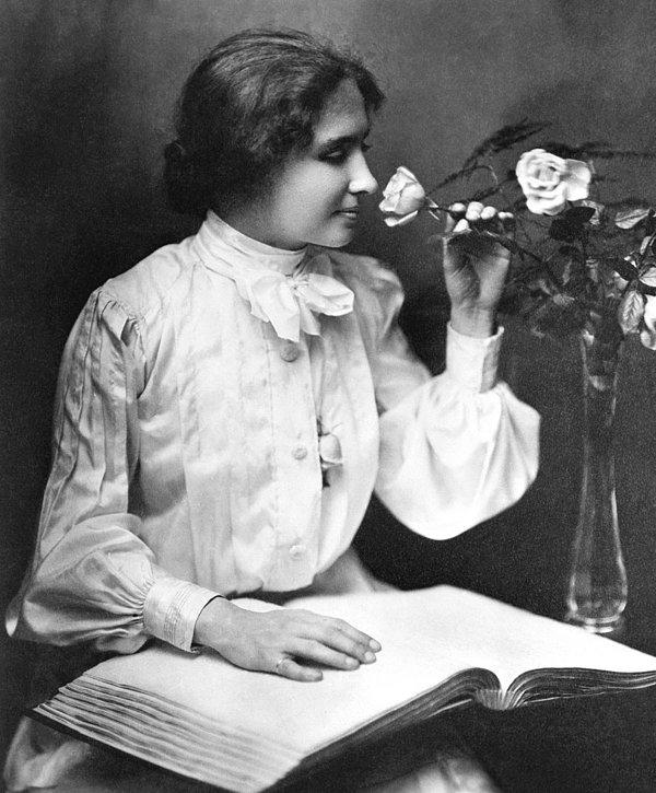9. Helen Keller, yazar, aktivist ve edebiyat fakültesi mezunu ilk görme ve duyma engelli kadın.