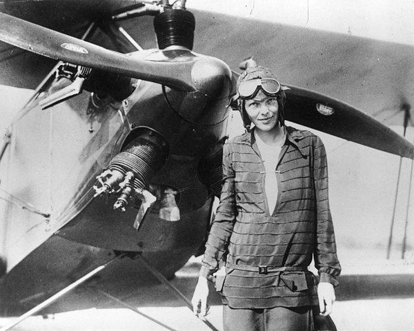 12. Amelia Earhart, Atlantik üzerinden yalnız uçan ilk havacı kadın.