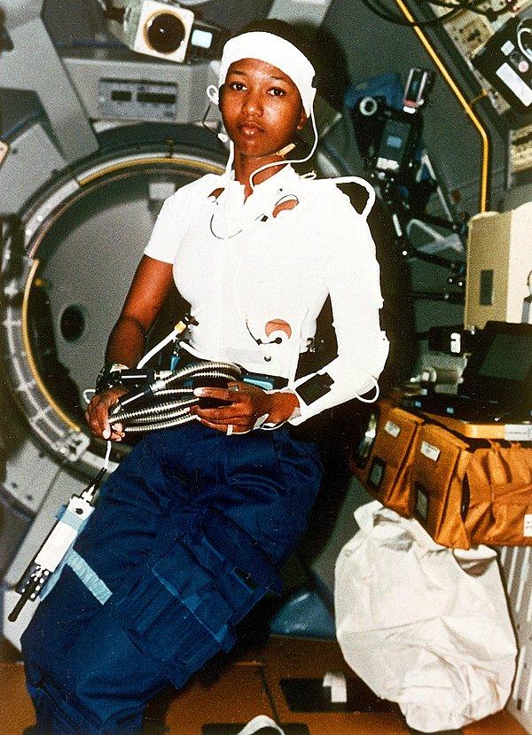 28. Dr. Mae C. Jemison, mühendis, hekim ve Dünya'nın yörüngesinde tur atan ilk siyahi kadın.