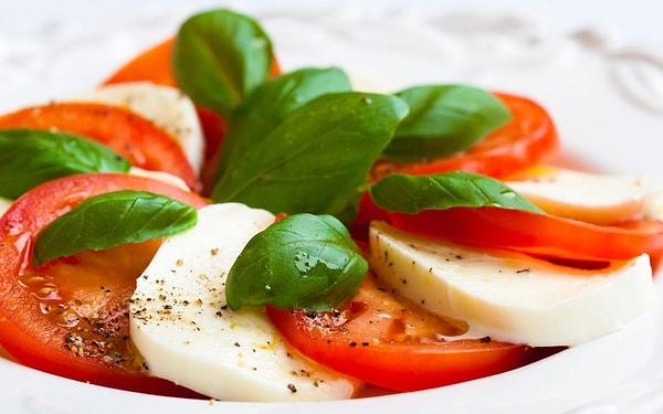 5. İtalyanların meşhur salatası Caprese de fesleğensiz yapılmıyor!