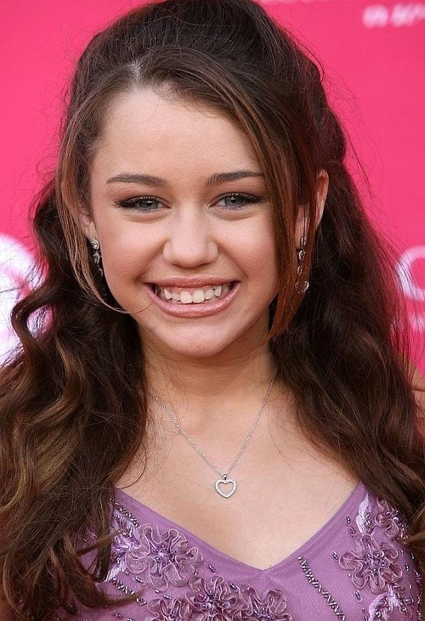9. Miley Cyrus'ın 2006 yılındaki bu sevimli halleri.