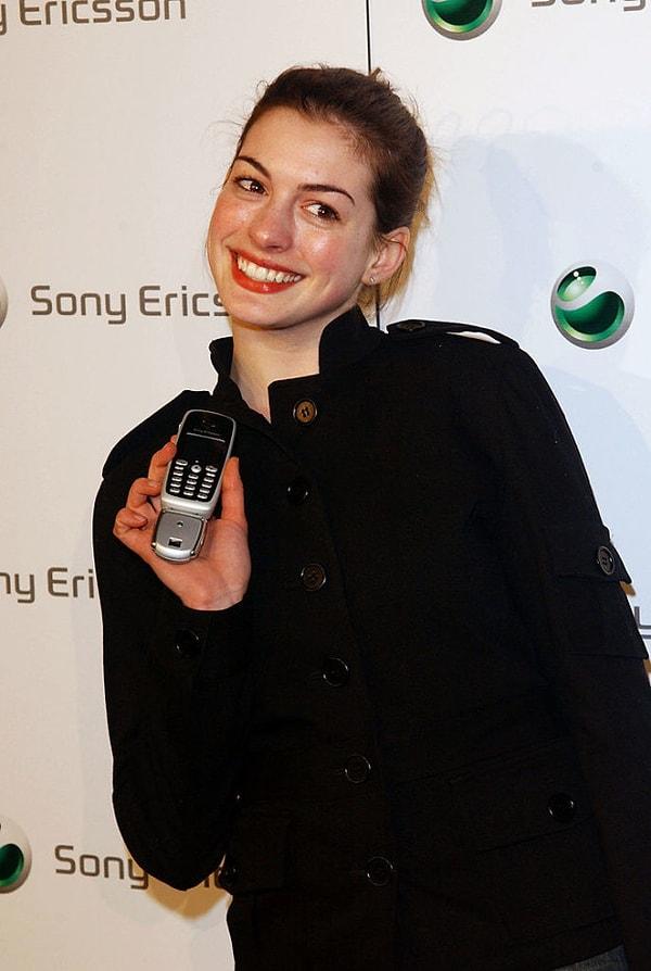 15. Anne Hathaway'in 2003 yılında elinde Nokia tutarken çekilmiş fotoğrafı.