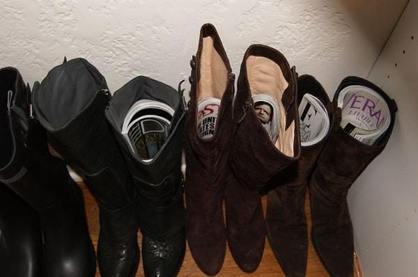 8. Uzun botlarınızın genel şeklinin bozulmasını önlemek için eski dergilerinizi ayakkabıların içine bir kalıp gibi yerleştirebilirsiniz.