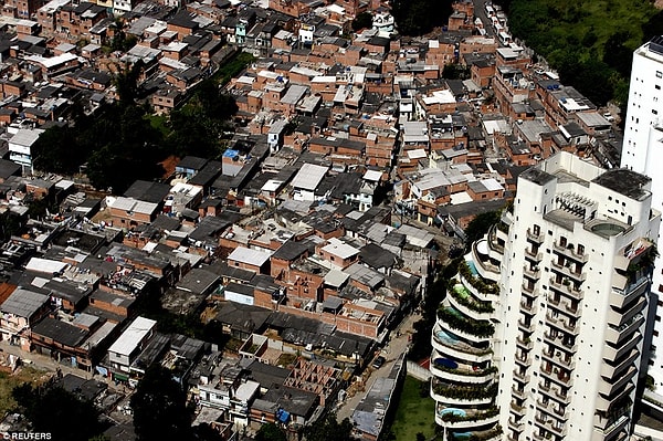 8. Параизополис - бедный район, в котором живет приблизительно 60 000 человек, - расположен прямо напротив благоустроенных квартир с бассейном в Сан-Паулу, Бразилия
