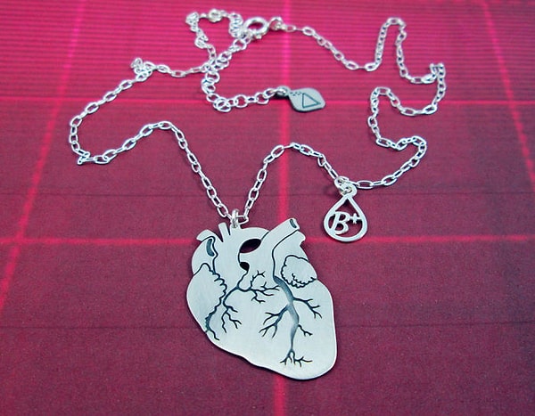 3. "Анатомическое сердце с каплей крови"