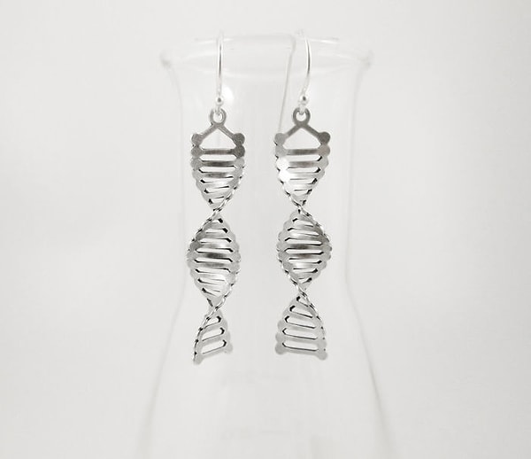 17. Серьги "ДНК"