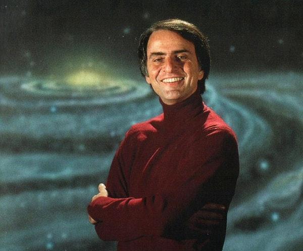 İnsanlık tarihinin en önemli bilim insanlarından olan Carl Sagan, uzay-bilim ile alakalı çalışmaları ve astrobiyoloji alanındaki keşifleriyle bilinir.