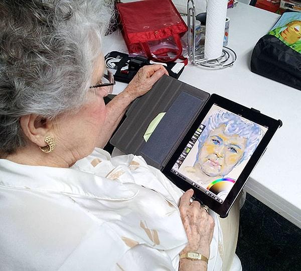 1. 84 yaşındaki bu ninemize ilk defa bir iPad verdiler ve boyama uygulamasıyla bu harikayi yarattı.