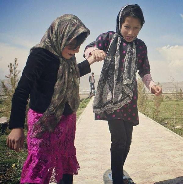 32. Irak'ta iki kız ilk kez kaykay deniyor.
