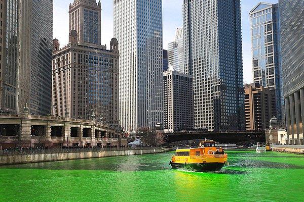 19. Aziz Patrik Günü için yeşile boyanmış Şikago Nehri; nehrin yeşile boyanması 1964 yılından beri süren bir gelenek.