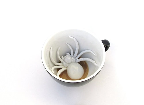 Чашка, которая заставит ваших гостей уйти вовремя: 🤗🕷