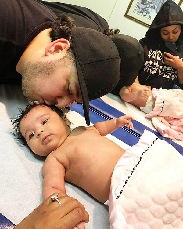 Rob Kardashian'ın kucağında bebeği varken bir kavgaya karıştığı ve elinde bununla ilgili görüntüler olduğunu söylüyor.
