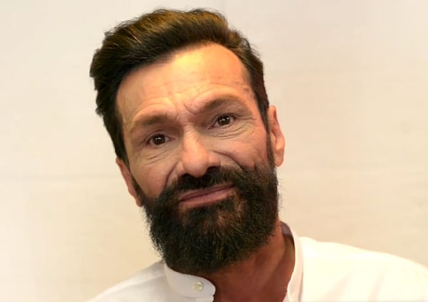 8. Когда зеркало открыли, Хосе был охвачен эмоциями и начал рыдать