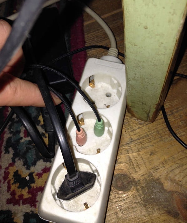 14. "Не зная точно, куда именно идут эти шнуры, бабушка пришла к простому выводу..."