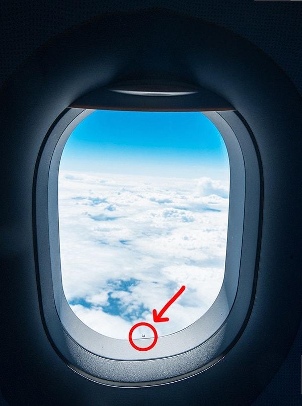 3. Uçakların camlarının alt kısımlarında bulunan küçük delikler: