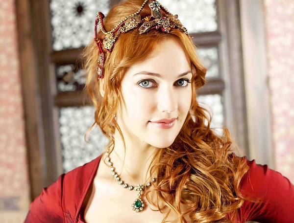 Meryem Uzerli, hayatımıza Hürrem Sultan olarak giriş yaptığından beri onu bir başka sever olduk. Hatta çoğu kişi için o Meryem değil, Hürrem.