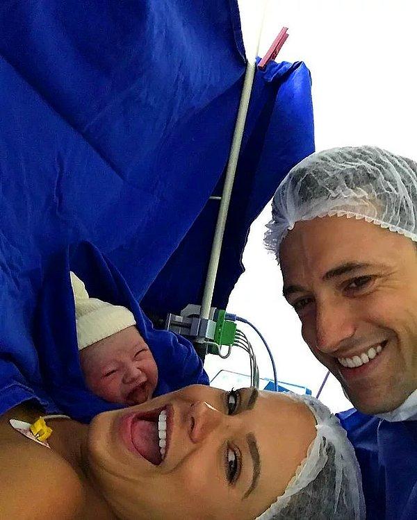 15. Hayatının ilk selfie'sine gülümsemesiyle yakalanan Carmel bebek.