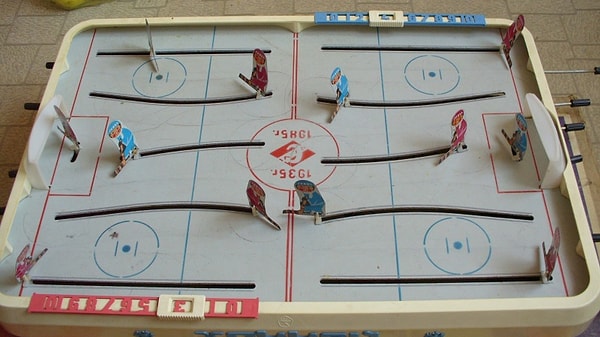 13. Настольный хоккей