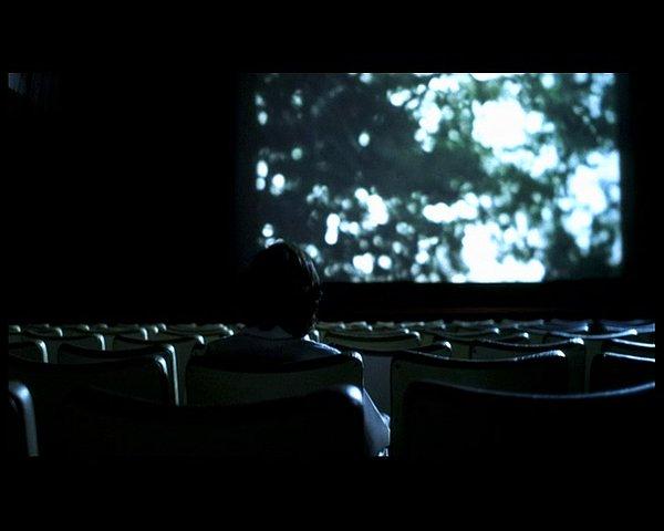 5. Lisandro Alonso'nun "Los Muertos"u, "Fantasma" filminin sinema sahnesinde görülüyor.