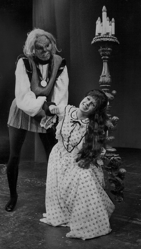 12. В 1975 Чудовище надел на себя колготки, задорную мини, что-то вроде балеток и маску на Хэллоуин из ближайшего супермаркета, в то время как Белль выглядит очень примерной девочкой и поскорее хочет сбежать от этого причудливого модника