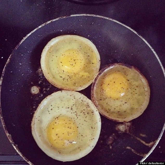 Пожарьте яйца прямо в луковых кольцах.