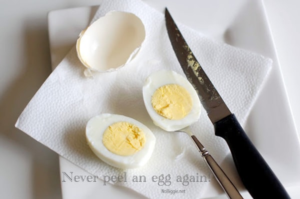 3. Не очищайте яйца вкрутую, просто разрежьте их.