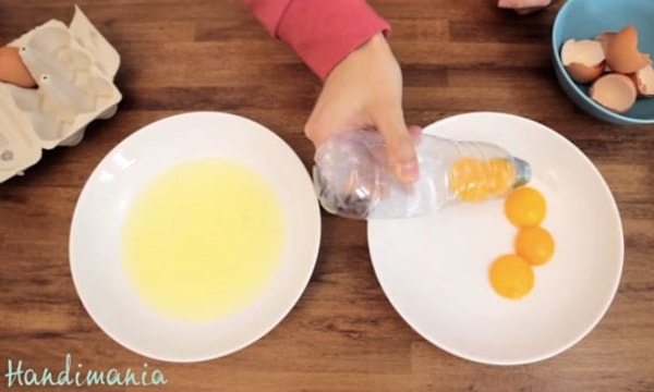 7. Отделяйте желтки от белков с помощью бутылки воды.