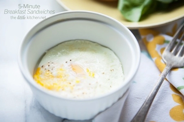 Приготовьте яйцо в микроволновой печи - и одноминутный завтрак вам обеспечен.
